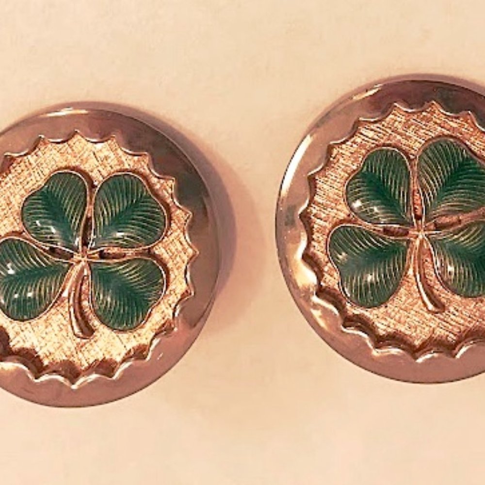 VINTAGE FABULOUS LARGE GOLD TONE CLIP ON EARRINGS with DETAILED ENAMEL SHAMROCKS